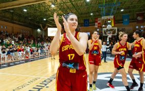 Megan Gustafson durante un partido con la Selección femenina de baloncesto.