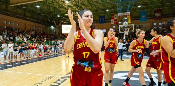 Megan Gustafson durante un partido con la Selección femenina de baloncesto.
