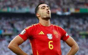 Mikel Merino, autor del segundo y decisivo gol de España ante Alemania, lo celebra con mucho arte.