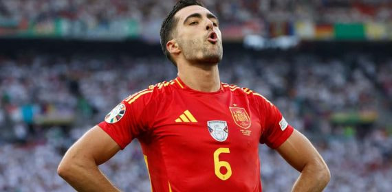 Mikel Merino, autor del segundo y decisivo gol de España ante Alemania, lo celebra con mucho arte.