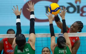 Partido de voleibol entre México y la República Dominicana.