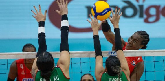 Partido de voleibol entre México y la República Dominicana.