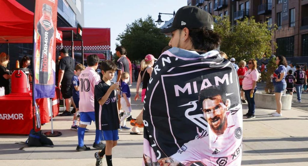 Un aficionado con una bandera de Messi y el Inter de Miami.