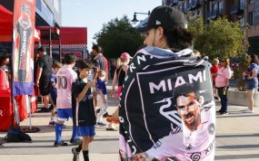 Un aficionado con una bandera de Messi y el Inter de Miami.