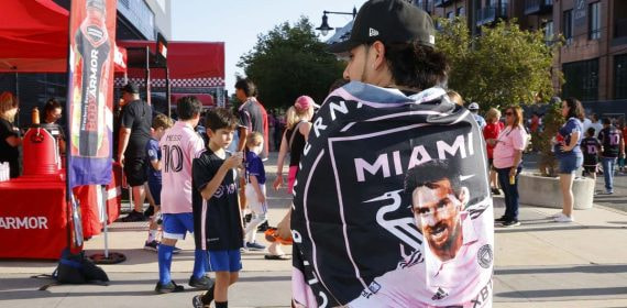 Un aficionado con una bandera de Messi y el Inter de Miami.