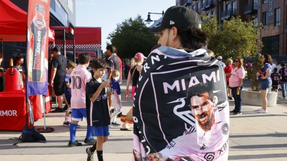 Un aficionado con una bandera de Messi y el Inter de Miami.