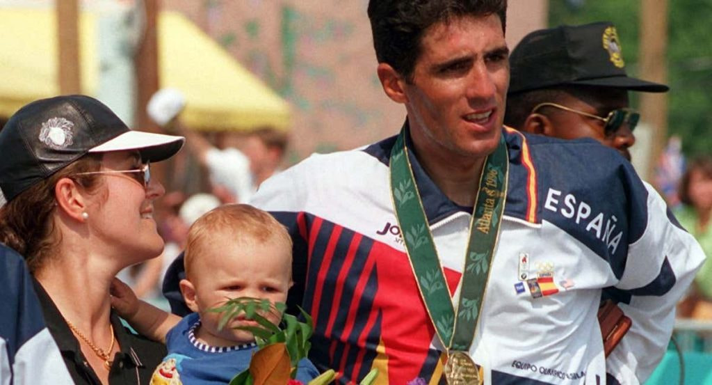 Miguel Induráin posa con su medalla de oro en Atlanta, en verano de 1996.