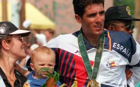 Miguel Induráin posa con su medalla de oro en Atlanta, en verano de 1996.