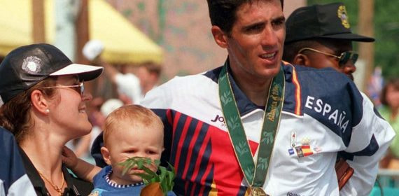 Miguel Induráin posa con su medalla de oro en Atlanta, en verano de 1996.