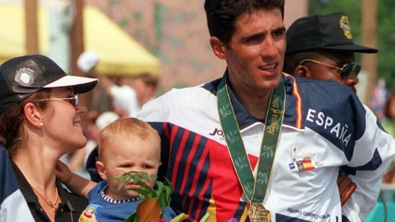 Miguel Induráin posa con su medalla de oro en Atlanta, en verano de 1996.