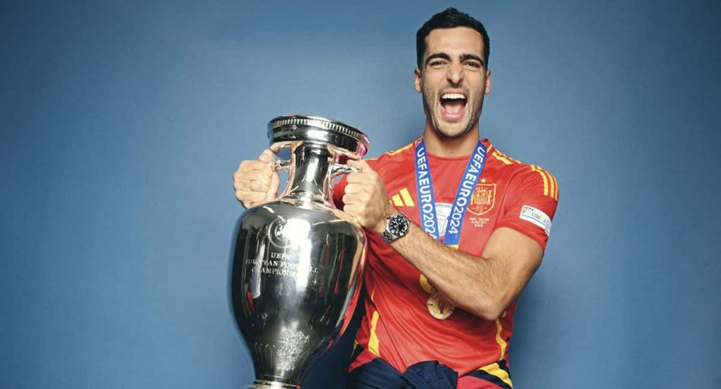 Mikel Merino posa con la Eurocopa conquistada en Alemania.
