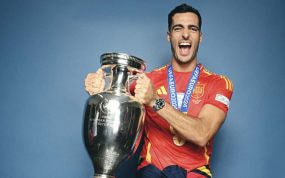Mikel Merino posa con la Eurocopa conquistada en Alemania.