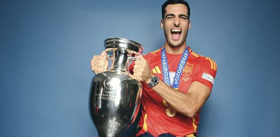 Mikel Merino posa con la Eurocopa conquistada en Alemania.