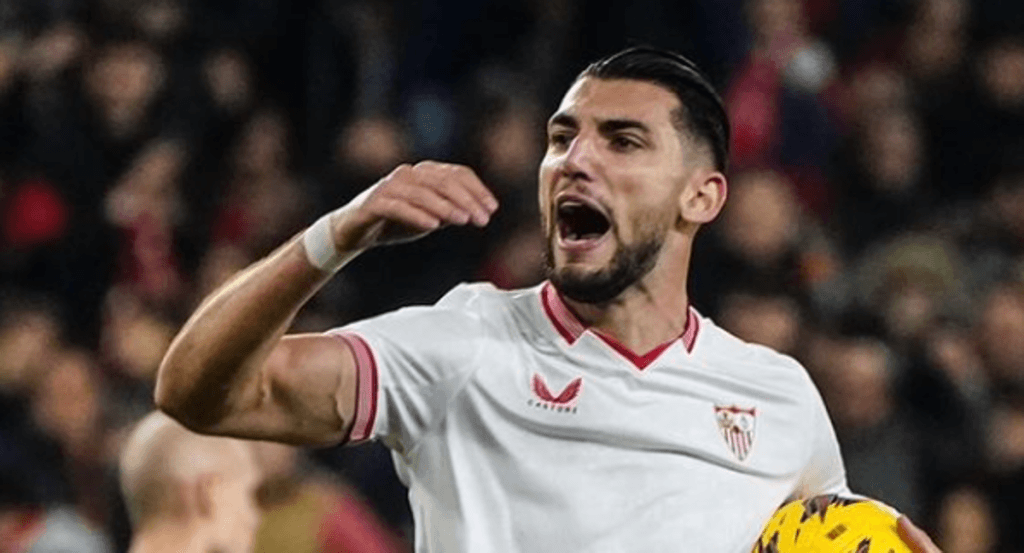 Rafa Mir celebra un gol.