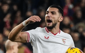 Rafa Mir celebra un gol.