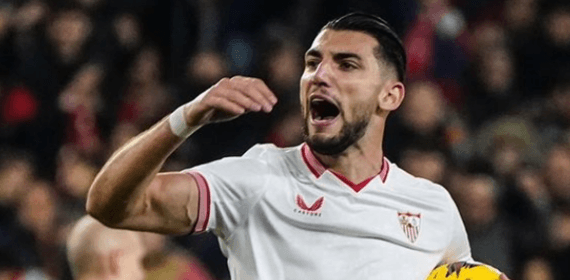 Rafa Mir celebra un gol.