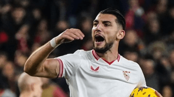 Rafa Mir celebra un gol.