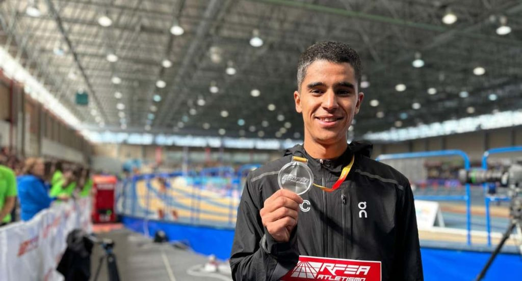Mohamed Attaoui con una medalla ganada en 2024.
