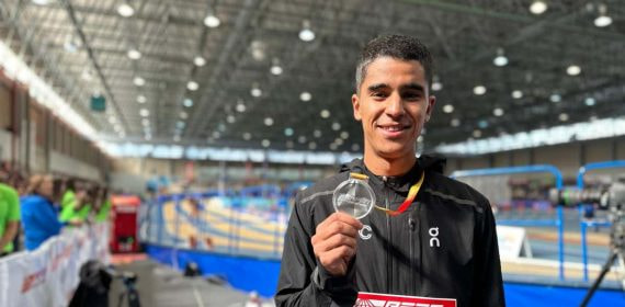 Mohamed Attaoui con una medalla ganada en 2024.