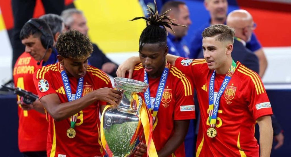 Nico Williams celebra la Eurocopa con Lamine y Fermín.