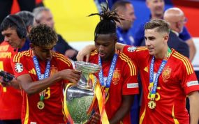Nico Williams celebra la Eurocopa con Lamine y Fermín.