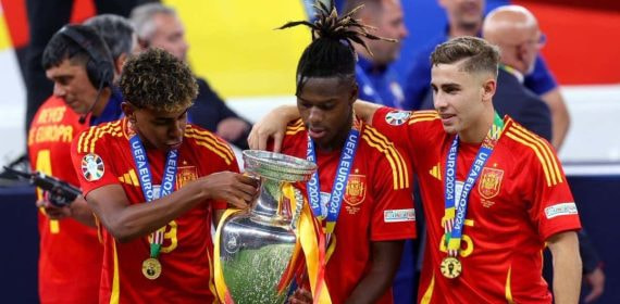Nico Williams celebra la Eurocopa con Lamine y Fermín.
