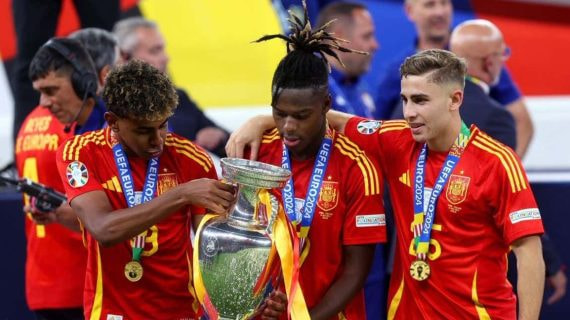 Nico Williams celebra la Eurocopa con Lamine y Fermín.