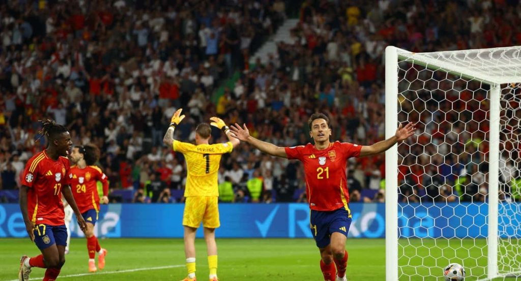 Mikel Oyarzabal celebra el gol decisivo de la final de la Eurocopa.