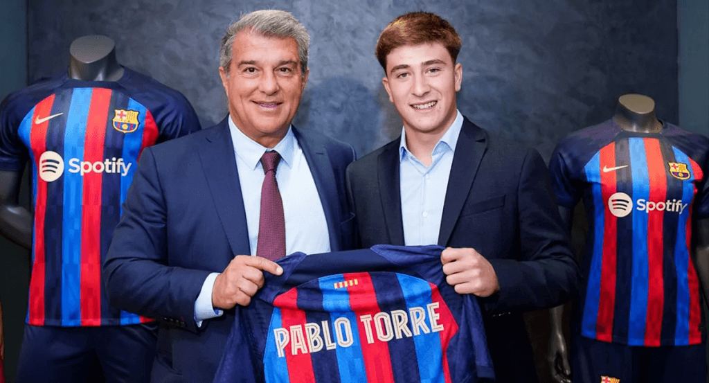 Pablo Torre con Joan Laporta en su presentación como jugador del Barça.
