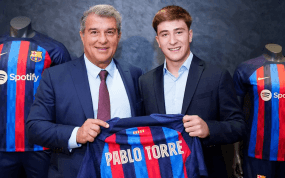 Pablo Torre con Joan Laporta en su presentación como jugador del Barça.