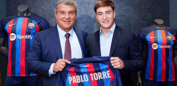 Pablo Torre con Joan Laporta en su presentación como jugador del Barça.
