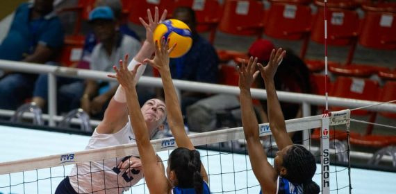 Partido de voleibol entre Estados Unidos y Puerto Rico.