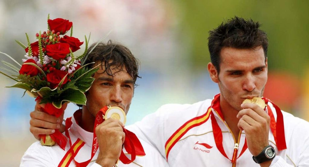 Craviotto y Rial recibiendo la medalla en Pekín.