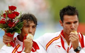 Craviotto y Rial recibiendo la medalla en Pekín.