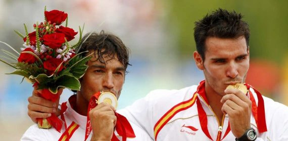 Craviotto y Rial recibiendo la medalla en Pekín.