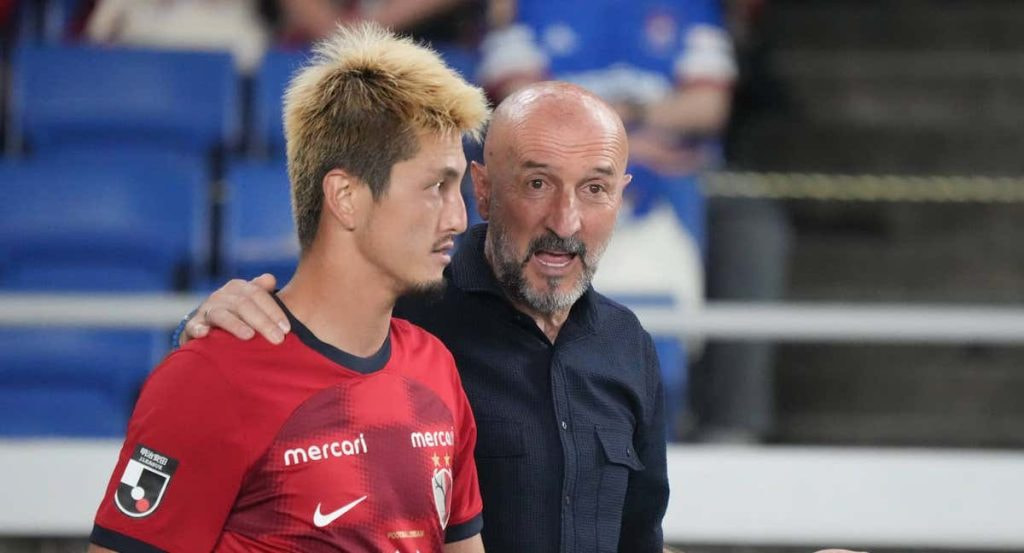 Ranko Popovic y Yuma Suzuki, durante un partido del Kashima Antlers.