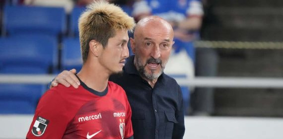 Ranko Popovic y Yuma Suzuki, durante un partido del Kashima Antlers.