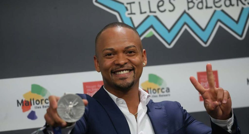 Ray Zapata con una medalla.