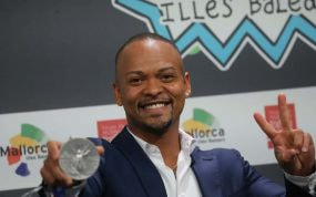 Ray Zapata con una medalla.
