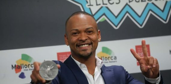 Ray Zapata con una medalla.
