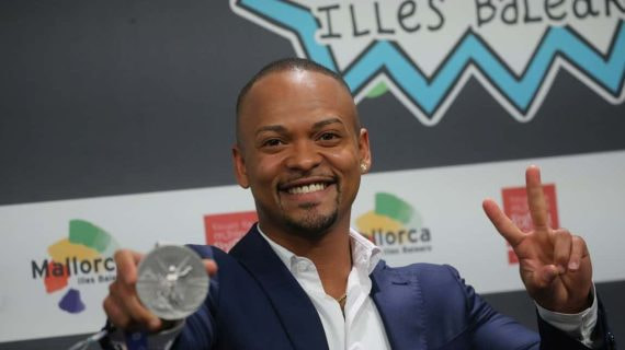 Ray Zapata con una medalla.