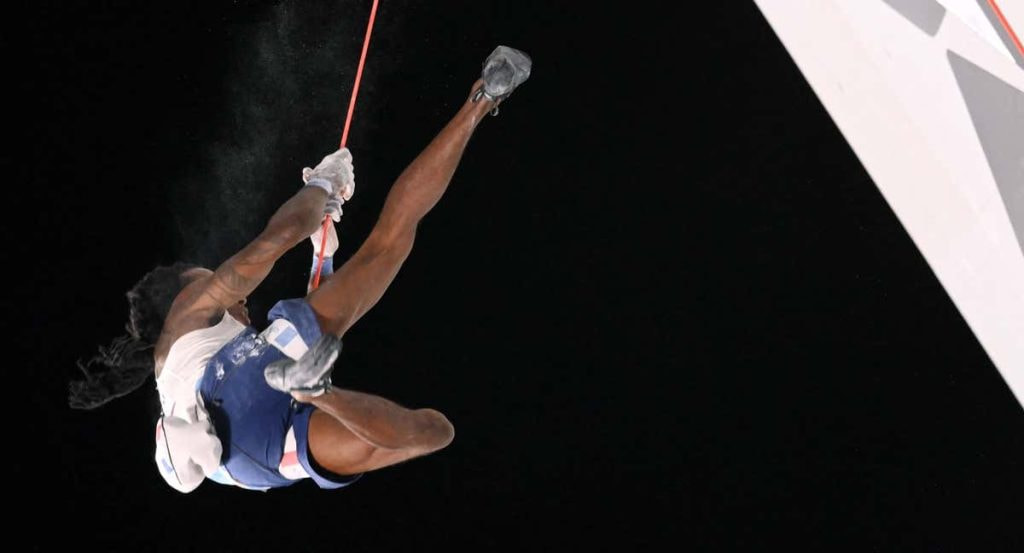 El escalador francés Mickael Mawem durante la final de escalada de los Juegos Olímpicos de Tokio.