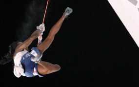 El escalador francés Mickael Mawem durante la final de escalada de los Juegos Olímpicos de Tokio.