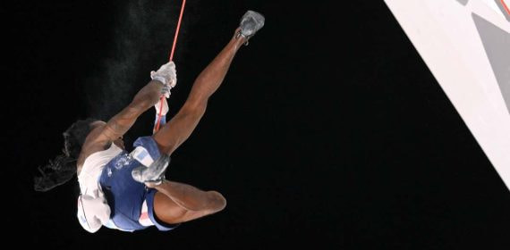 El escalador francés Mickael Mawem durante la final de escalada de los Juegos Olímpicos de Tokio.