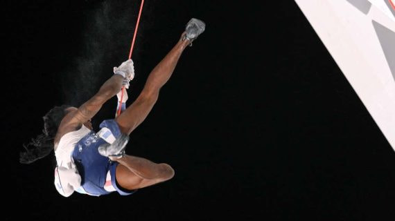 El escalador francés Mickael Mawem durante la final de escalada de los Juegos Olímpicos de Tokio.