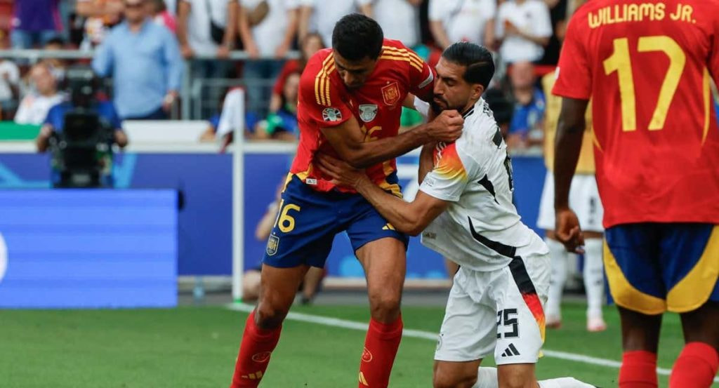Rodrigoy Emre Can forcejeanen el España-Alemania de cuartos de final.