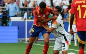 Rodrigoy Emre Can forcejeanen el España-Alemania de cuartos de final.