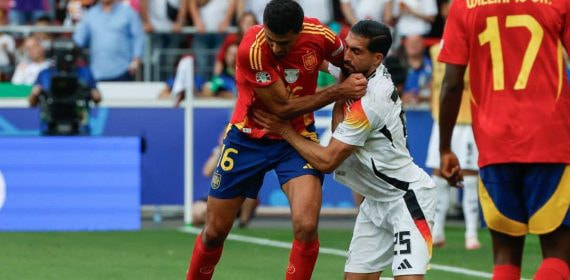 Rodrigoy Emre Can forcejeanen el España-Alemania de cuartos de final.