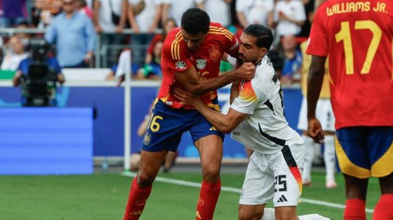 Rodrigoy Emre Can forcejeanen el España-Alemania de cuartos de final.