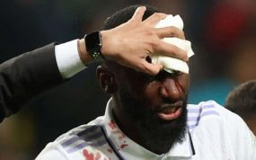 Rüdiger es atendido tras un golpe en la cabeza.